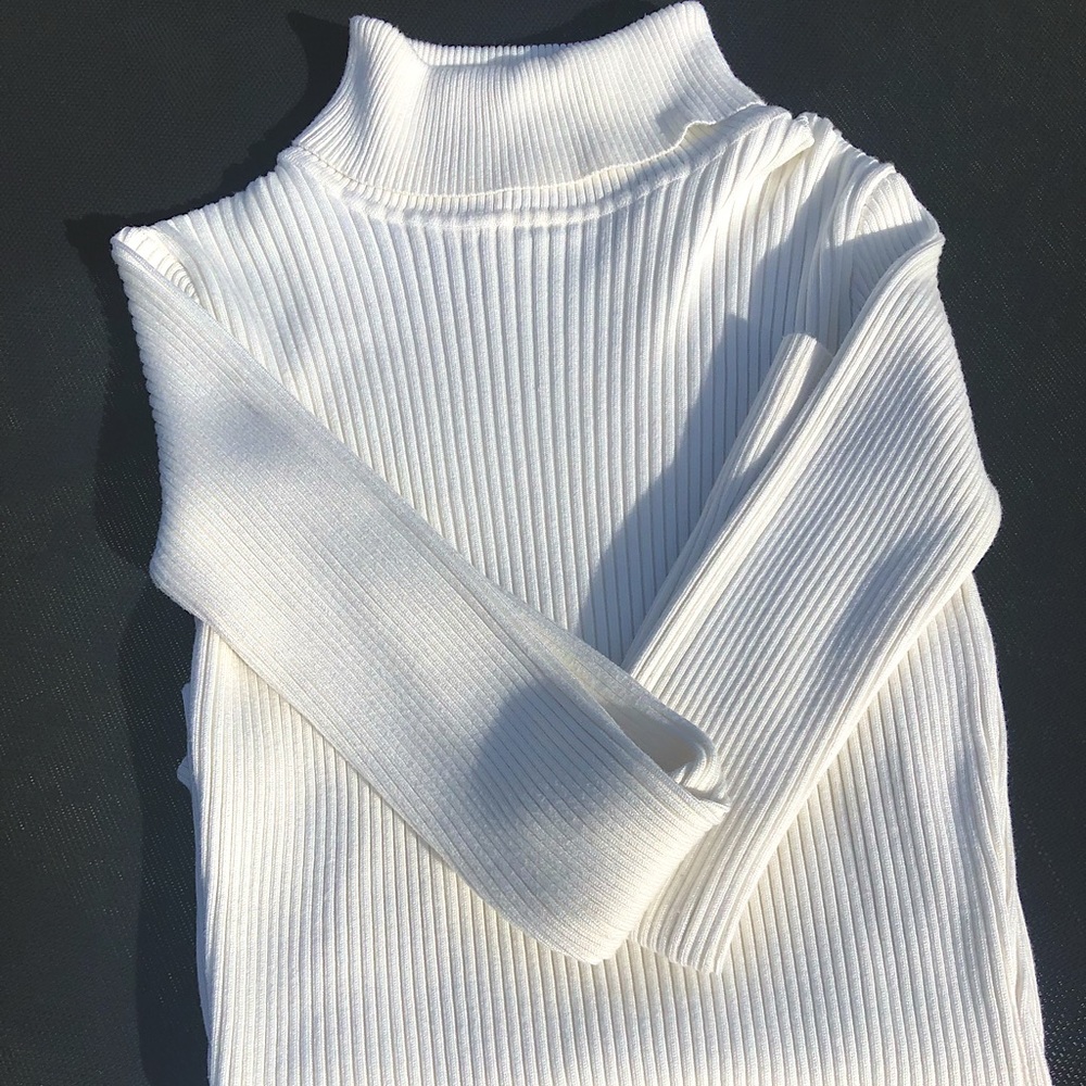 Pure white turtle neck <3